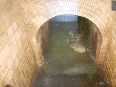 Entrando poi nella "Galleria Pavoncelli" inizia il suo lungo viaggio che, a forza di "salti" e sfruttando la sola energia meccanica, la porta fino in Puglia